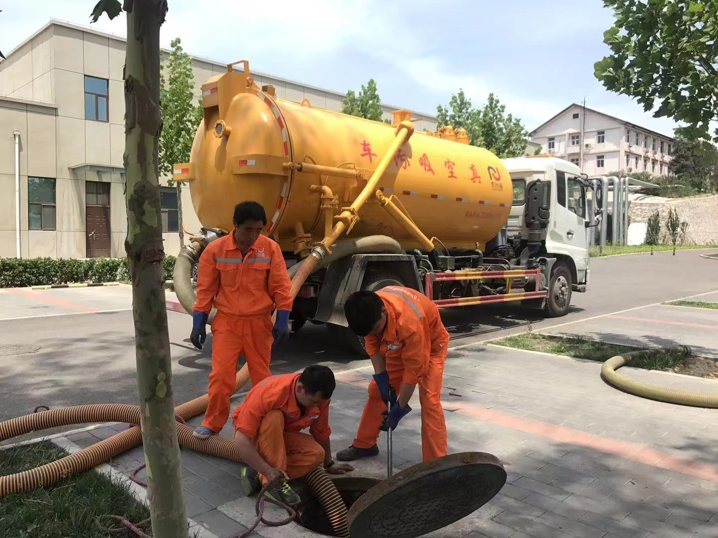 沽源管道疏通车停在窨井附近