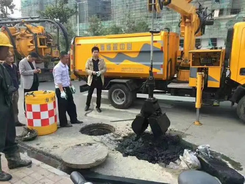沽源街道：网格员化身“清道夫”，为民解忧疏通“堵心”化粪池
