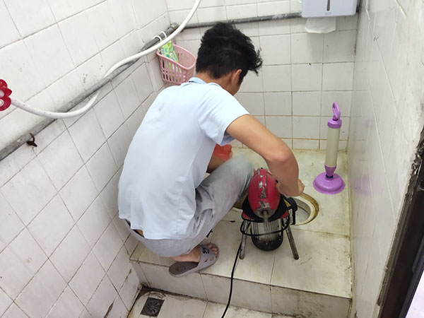 沽源肥皂掉到马桶里把马桶堵住了怎么办？马桶堵住了怎么办