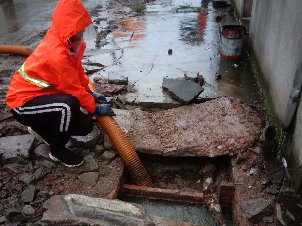 沽源专业清理污水池 炜誉市政以规范流程守护城市 “肠道”