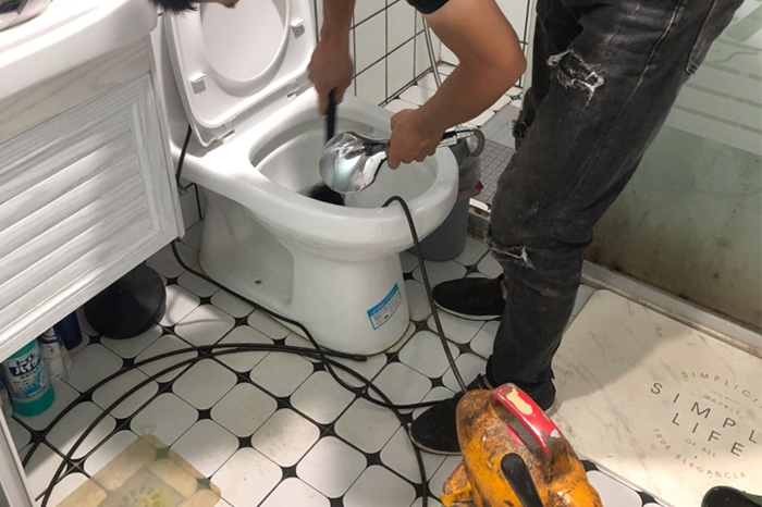 沽源马桶堵塞自己疏通还是找师傅?专业上门服务让你省时更省心